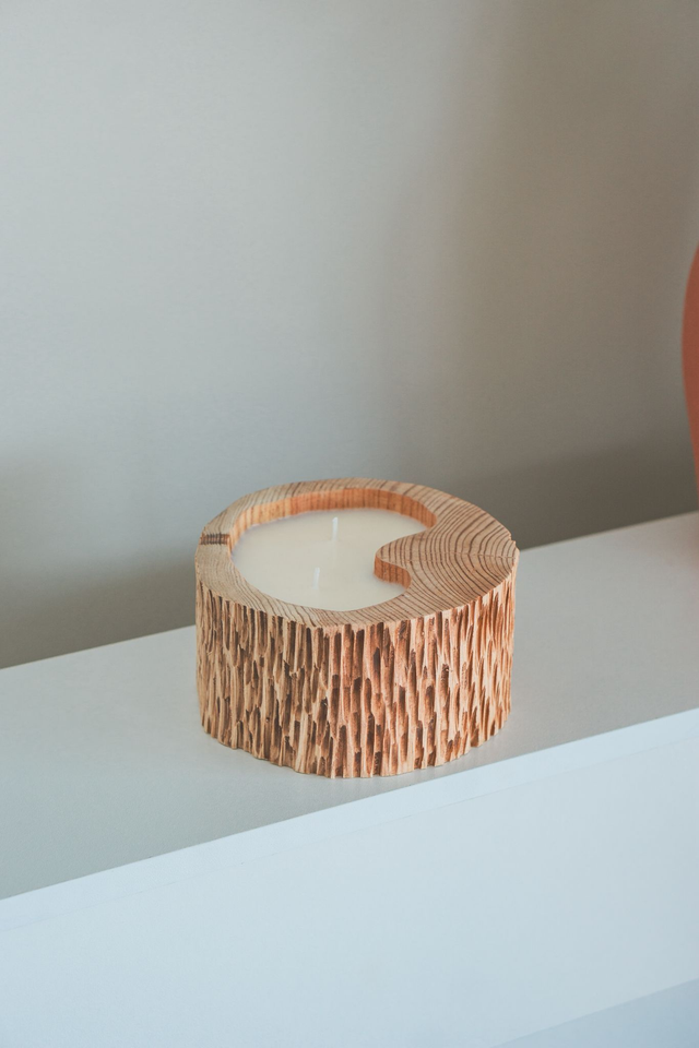 Bougie striée en bois brut Parfum Monoï Vanillé