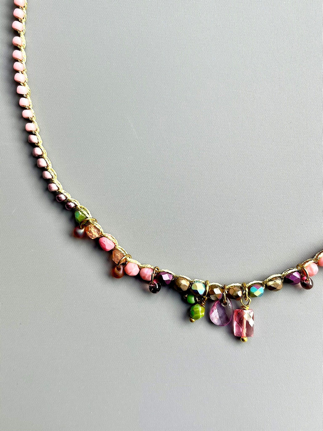 Collier en crochet rose à breloques multicolores et tourmaline
