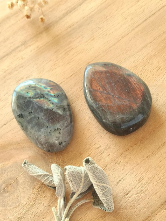 Galet de Labradorite violette - Protection &amp; Intuition