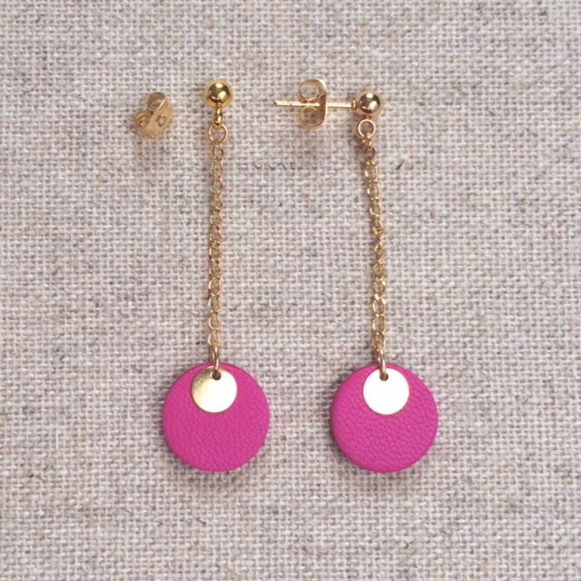Boucles d’oreilles « Cantabile » dorées, cuir rose bonbon