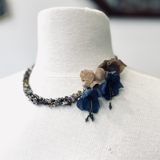 Collier fleurs et cristal bleu
