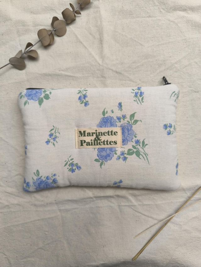 Pochette upcyclée - roses bleues
