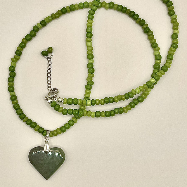 C69 - Collier perles verre et pendentif jade néphrite 