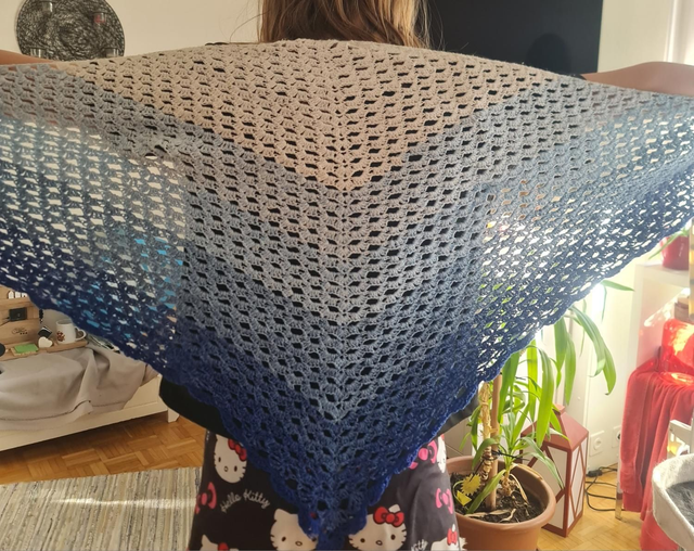 Reine Handarbeit - leichtes Schultertuchnaus 50 % Baumwolle,  Farbverlauf in Blautönen, 1000 Meter Wolle