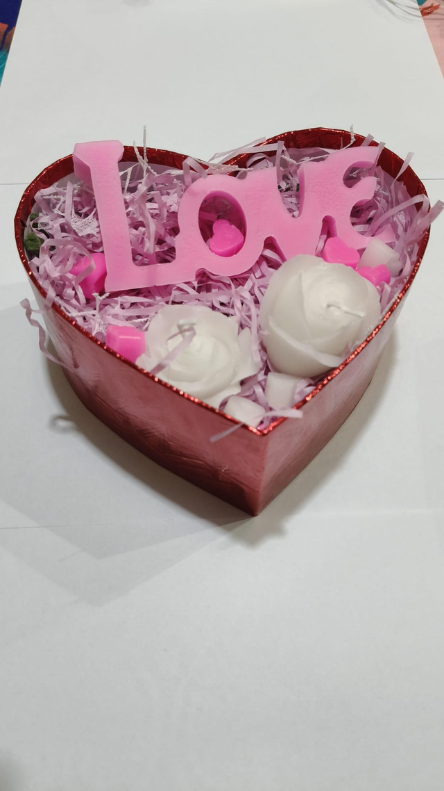 Подаръчна кутия сърце "Love" с ароматни свещи – Ръчна изработка