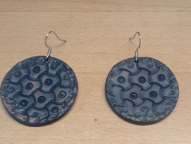 Boucles d&#039;oreille cuir bleu.