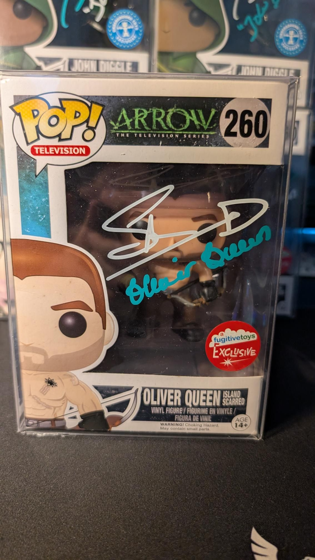 Funko Pop DC Arrow Oliver Queen Island Scarred 260 Signed By Stephen Amell with Monopoly Events COA 