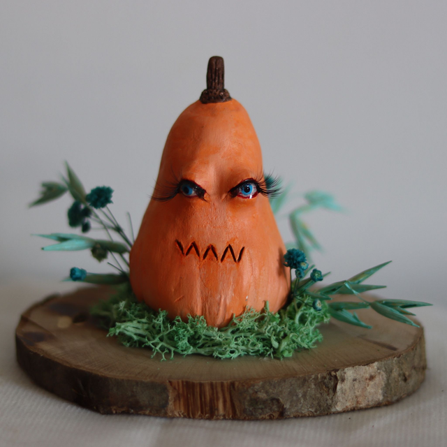 Jeanne, courge butternut sur son rondin en bois naturel   