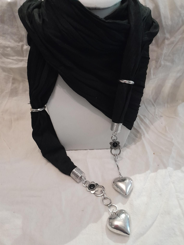 Foulard bijoux cœur noir