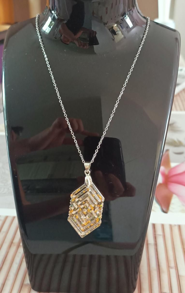 Collier pendentif résine 