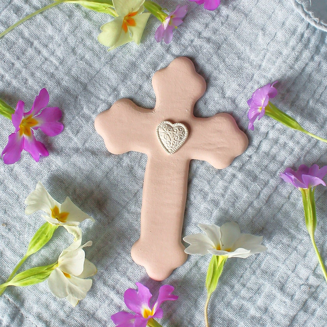 Croix trilobée rose