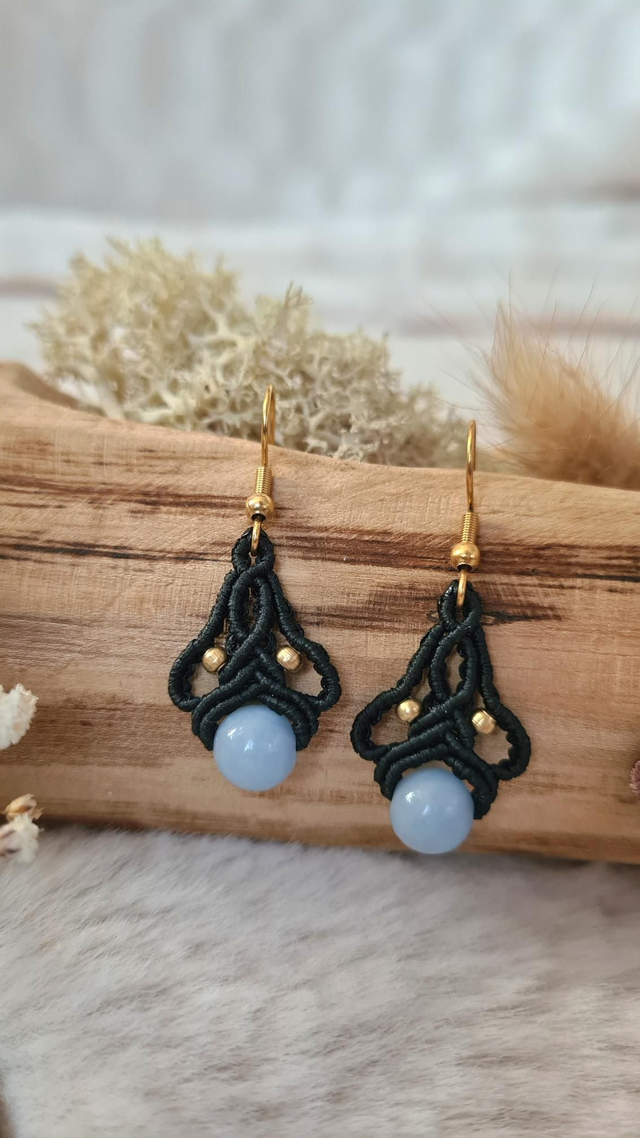 Boucles d'oreilles Lamya pendantes légères en macramé avec perles naturelles.