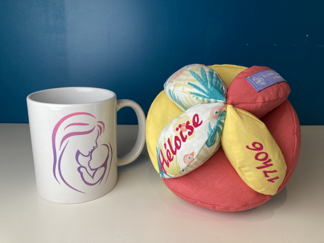 Lot naissance 4 = Balle de préhension + mug "Mommy needs her coffee"