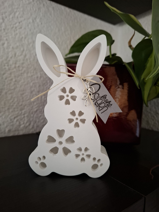Hase beleuchtet mit Blumen