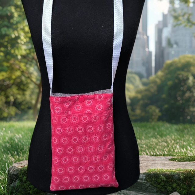 Pochette portable rouge fleurs blanche