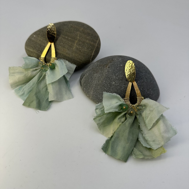 Boucles d&#039;oreilles &quot;Pivoines&quot; couleur vert d&#039;eau