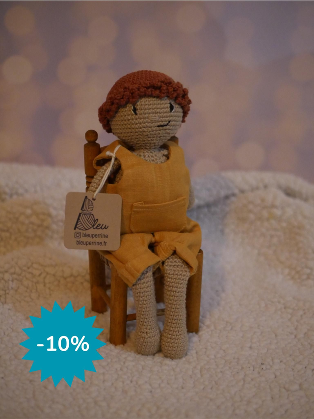 Poupée peau mate, cheveux courts roux