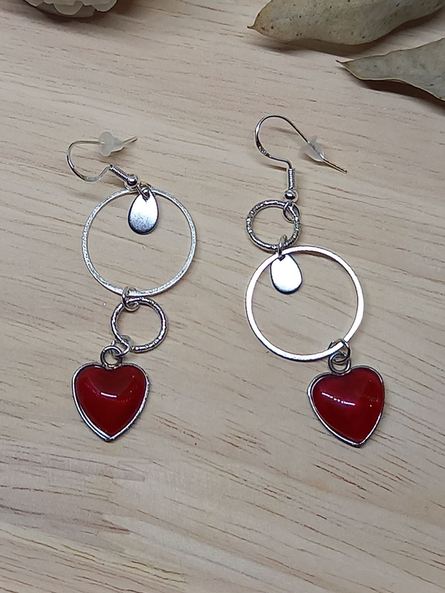 Boucles d&#039;oreilles asymétriques - cabochon cœur rouge /  cercle et goutte métal argenté / cercle métal argenté / argenté 