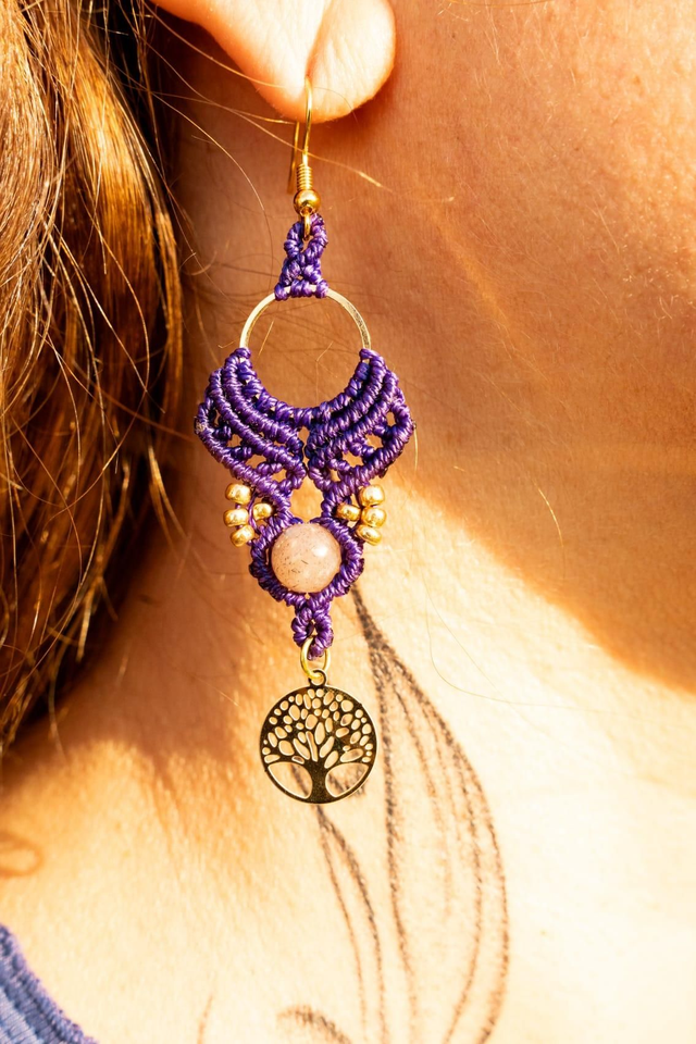 Boucles d&#039;oreilles en micro-macramé violet, perle Pierre de Lune et estampe Arbre de vie 