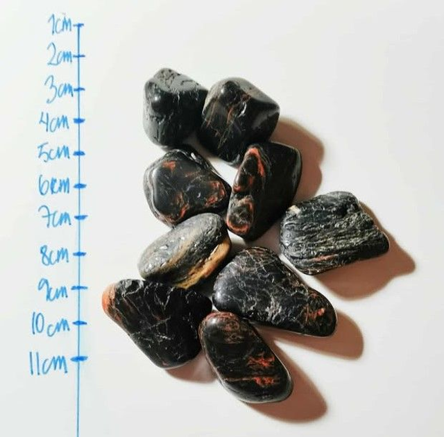 Musta turmaliini punaisella hematiitilla 