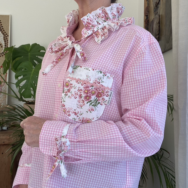 Symbiose – Chemise upcyclée Vichy rose , col froufrou 36/38