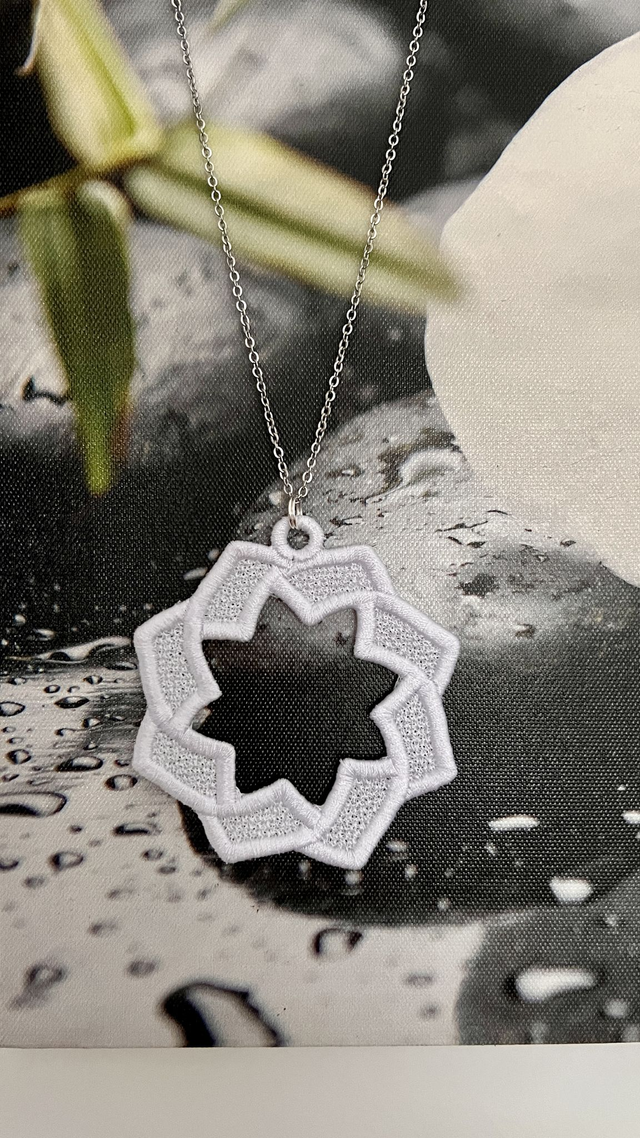 Collier "étoile" en dentelle