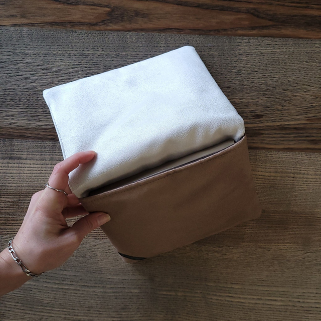 Etui liseuse rembourré : Suédine beige et marron