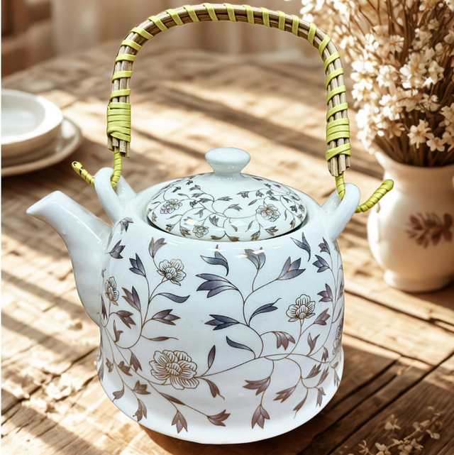 Tetera artesanal de cerámica blanca y negra