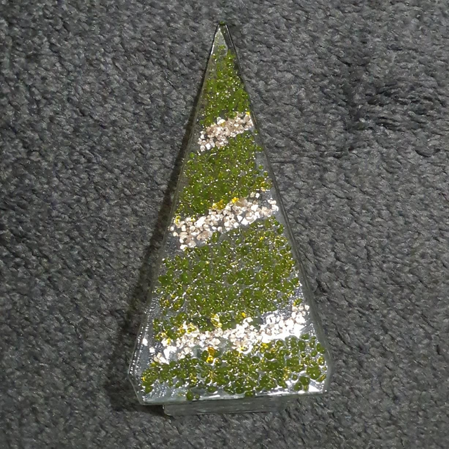 Green and gold Xmas tree tealight holder