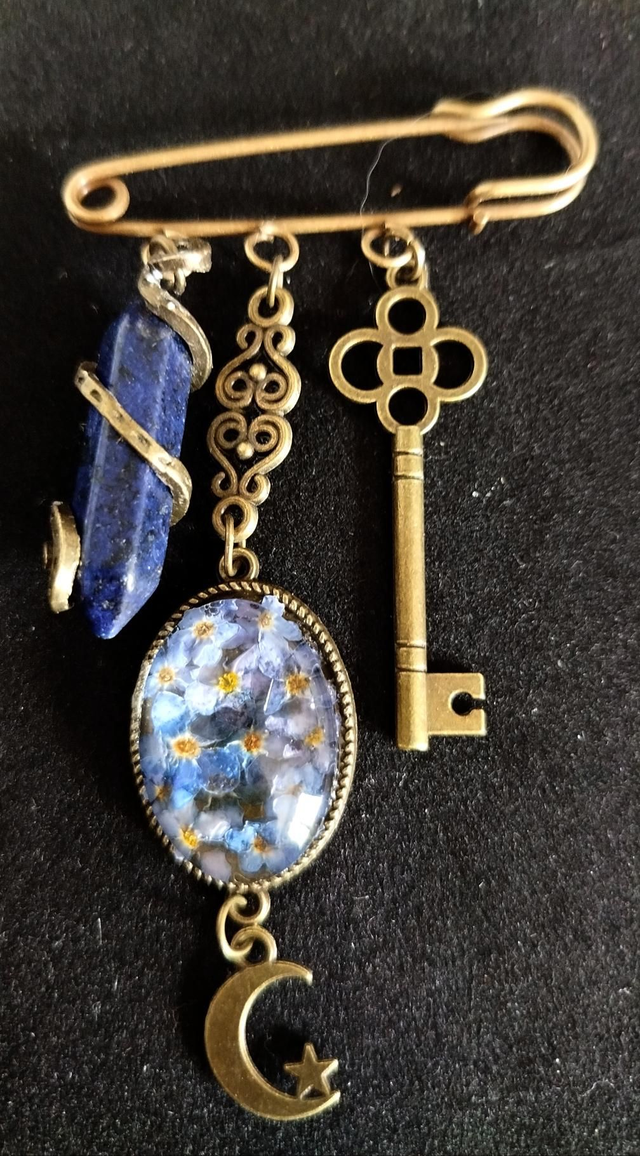 Broche lapis lazuli et myosotis 