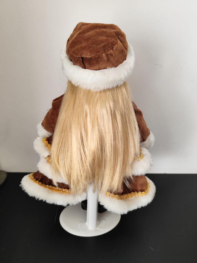 Poupée porcelaine manteau marron 30 cm