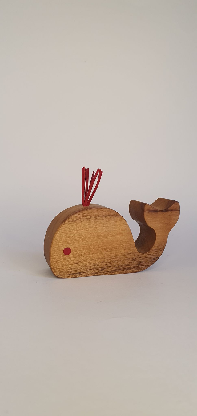 Baleine décorative en bois de noyer et cuir rouge