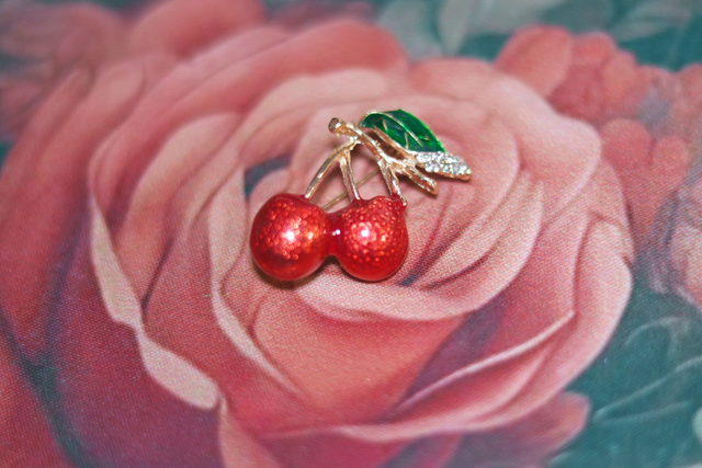 Broche • Classic cherry