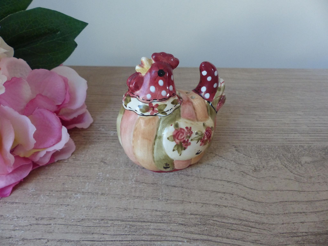 Salière ou Poivrière Vintage – Poule en Céramique Peinte Main, Motifs à Pois et Fleurs – Déco de Table Cuisine Rustique, Cadeau Champêtre