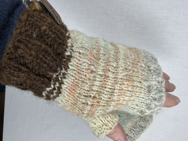 Fingerlose Handschuhe aus handgesponnener Schafwolle, handgestrickt und warm