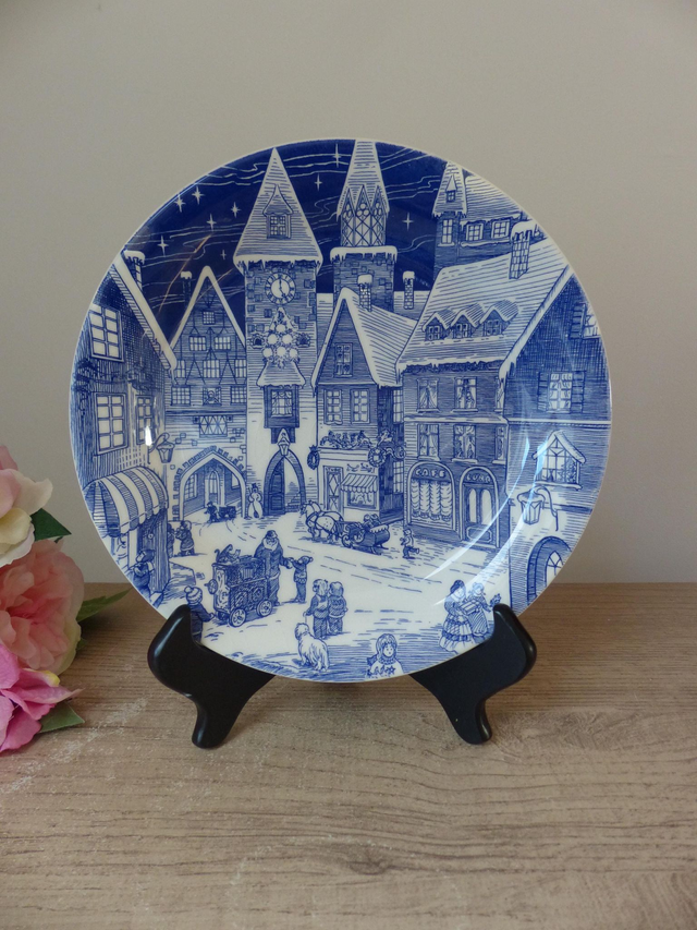 Assiette de Noël vintage céramique bleue et blanche – Ironstone Tableware – Scène hivernale anglaise avec village enneigé et décor festif