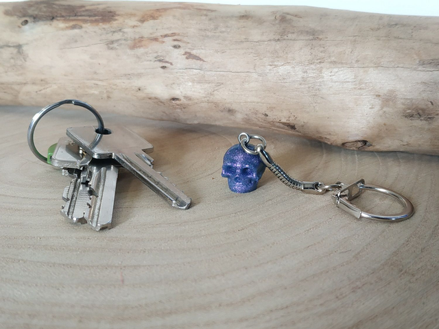 Porte-clés tête de mort violette