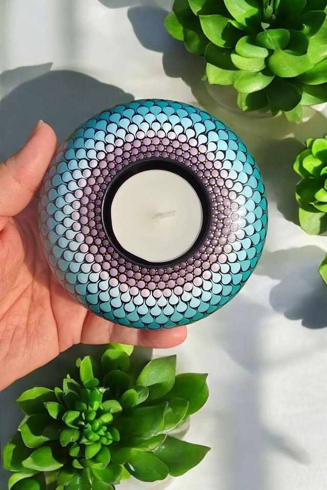 Bougeoir mandala bleu, vert d’eau &amp; violet en plâtre résine – Peint à la main