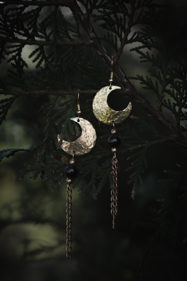 Lune - Boucles mini, lune martelée & grenat 