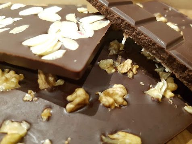 B) Chocolat cru amande noisette