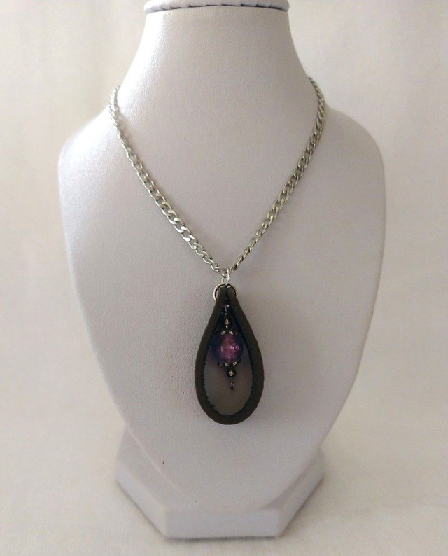 Collier pendentif cuir et perle en verre craquelée