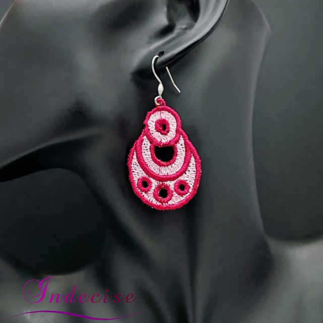 Boucles d'oreilles rose et bordeaux, broderie en machine - Créations issues de l'artisanat français par Indecise