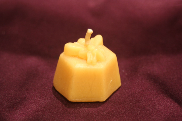 Hexagonal bee tealight