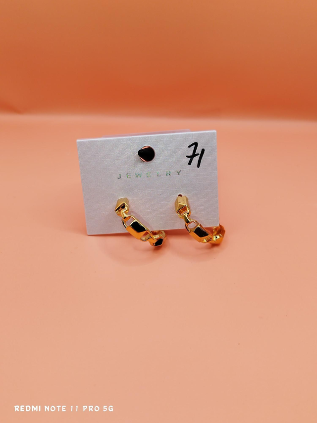 Boucles d&#039;oreilles créoles dorées à maillons noirs