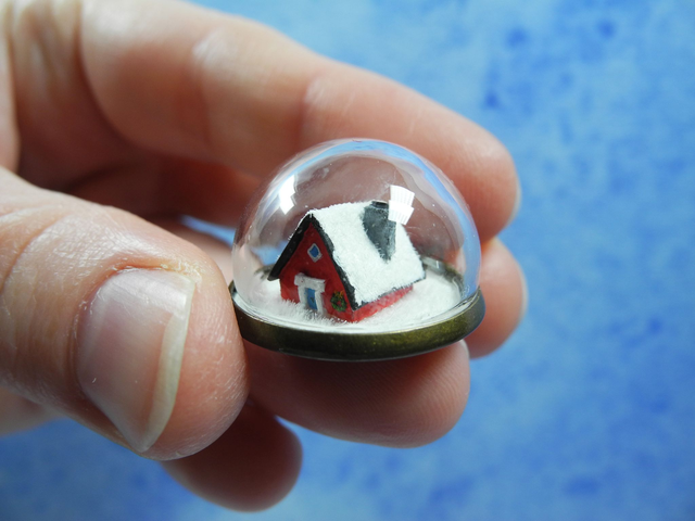 Red House in the Snow - Biosphere pendant - Miniature Jewelry - Miniature Diorama - Snowglobe jewelry - Winter jewelry - Snow necklace