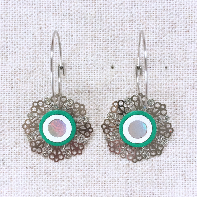 Boucles d’oreilles «  Ornementation » argentées, cuir vert vif, blanc et holographique
