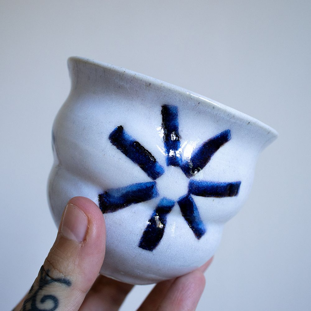 Gobelet à motifs noirs