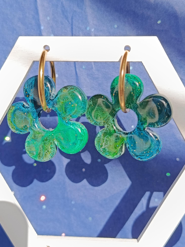 "Capture d'Ailes - Émeraude Sylvestre", pampilles en résine vert et or de Vanasteria