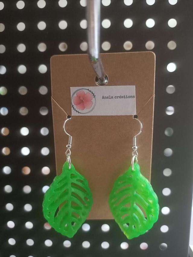 Boucles d&#039;oreilles feuilles résine 