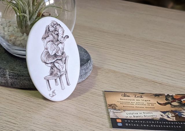 Eléphant appeuré, Broche Soft Touch ovale